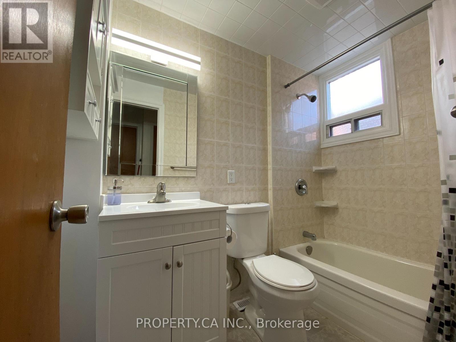 27 Ironwood Road, Toronto, Ontario  M9M 2A4 - Photo 5 - W12464626