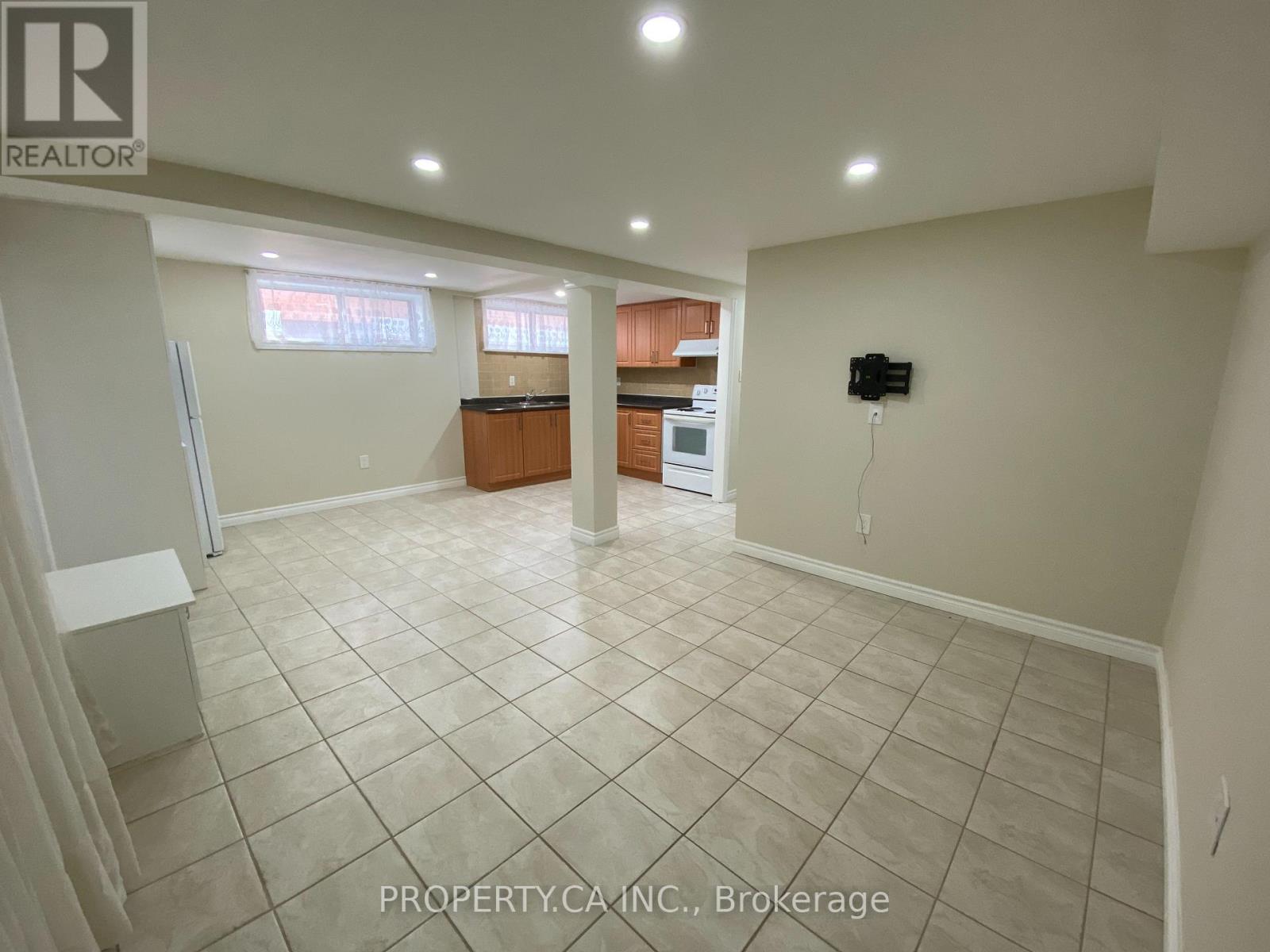 27 Ironwood Road, Toronto, Ontario  M9M 2A4 - Photo 6 - W12464626