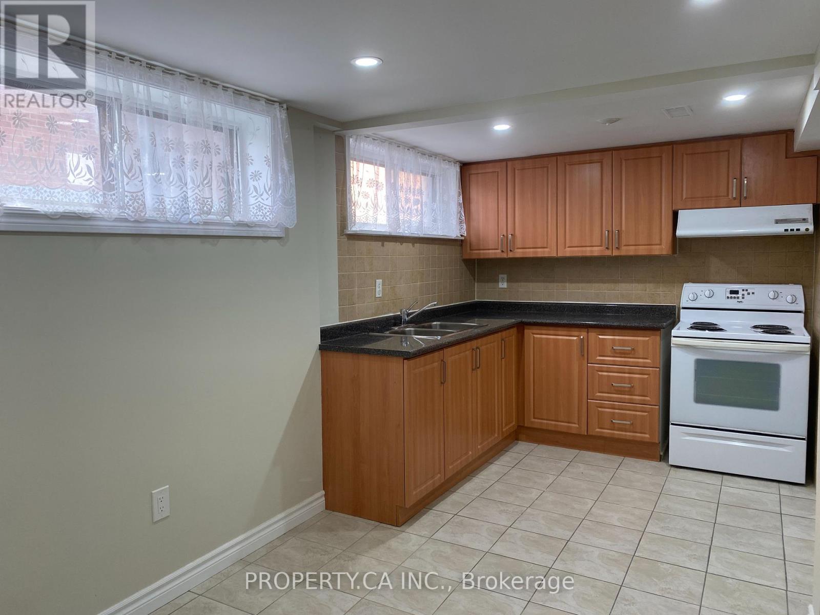 27 Ironwood Road, Toronto, Ontario  M9M 2A4 - Photo 7 - W12464626