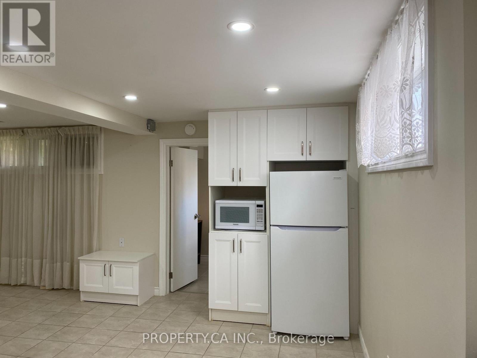 27 Ironwood Road, Toronto, Ontario  M9M 2A4 - Photo 8 - W12464626