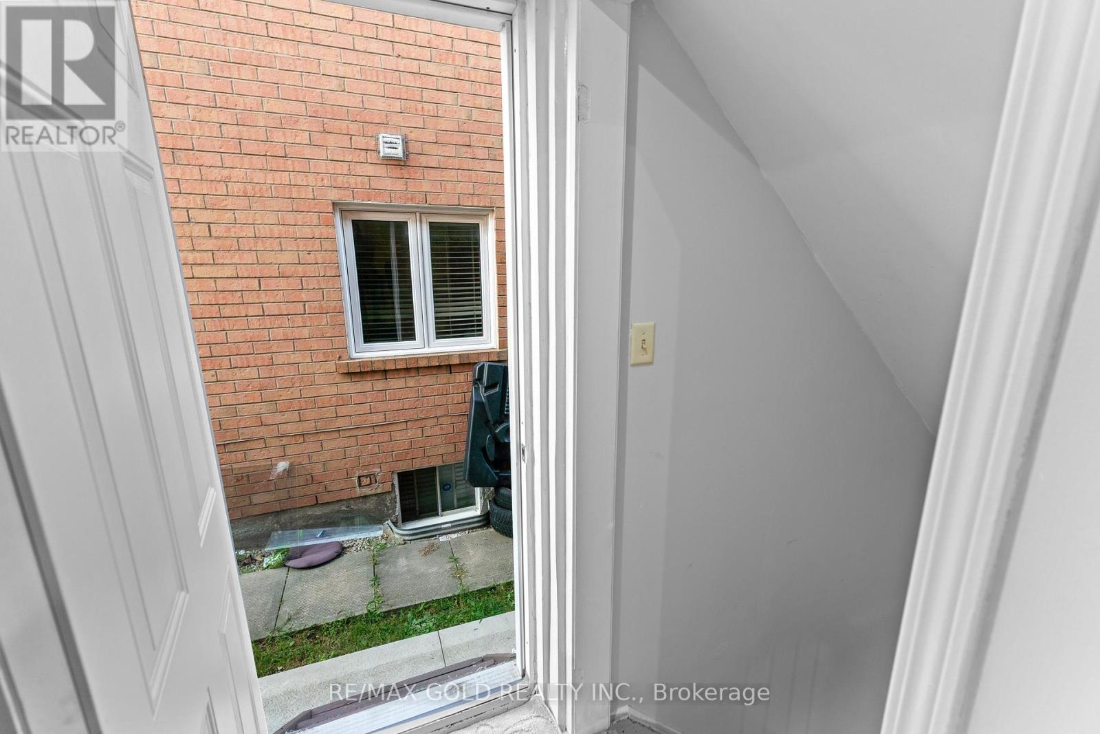 83 Mount Ranier Crescent, Brampton, Ontario  L6R 2L1 - Photo 34 - W12464651