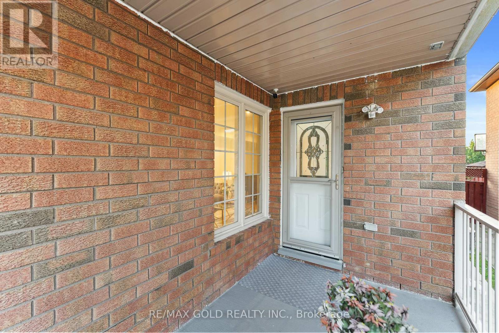 83 Mount Ranier Crescent, Brampton, Ontario  L6R 2L1 - Photo 5 - W12464651