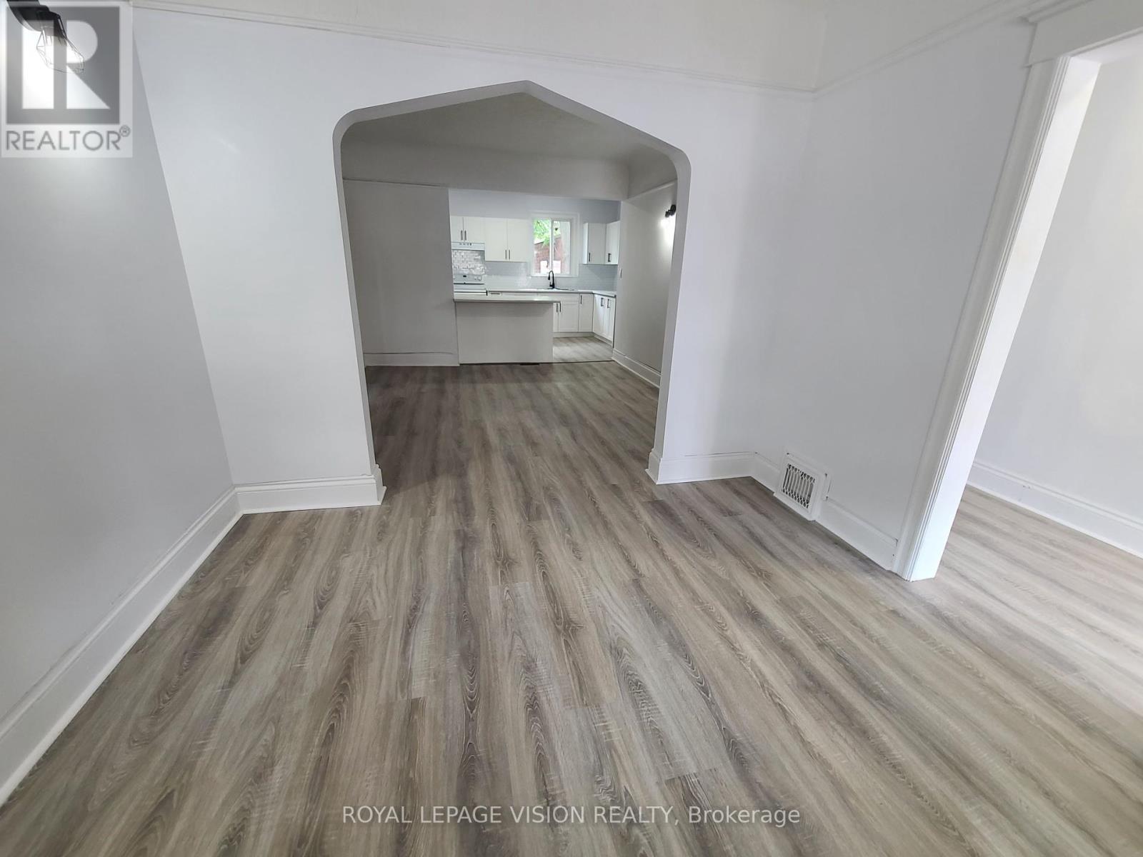 56 Munroe Street, Hamilton, Ontario  L8L 3V7 - Photo 6 - X12464634