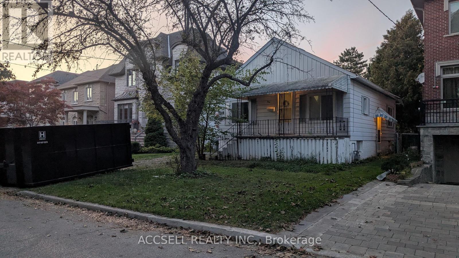 228 BYNG AVENUE, Toronto, Ontario