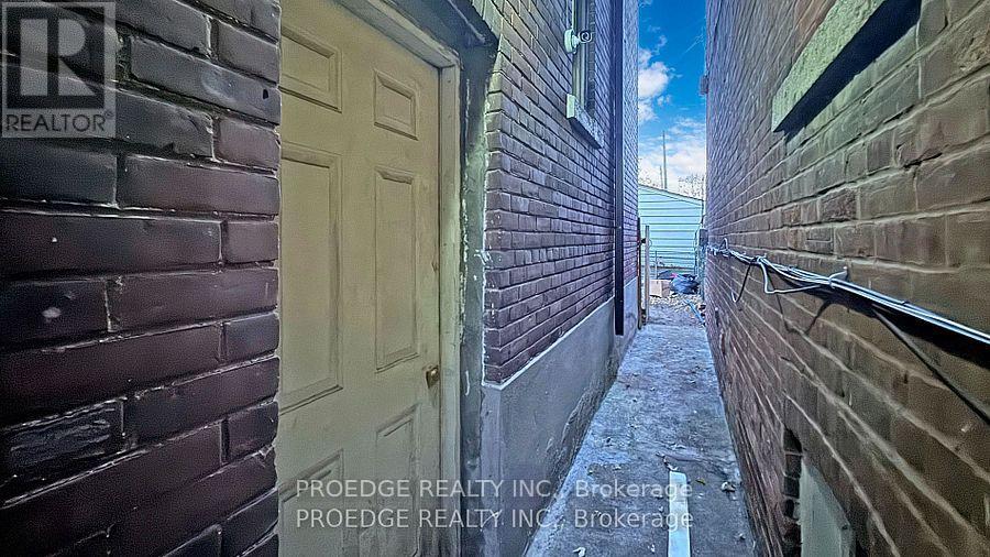 177 Wallace Avenue, Toronto, Ontario  M6H 1V3 - Photo 36 - W12464666