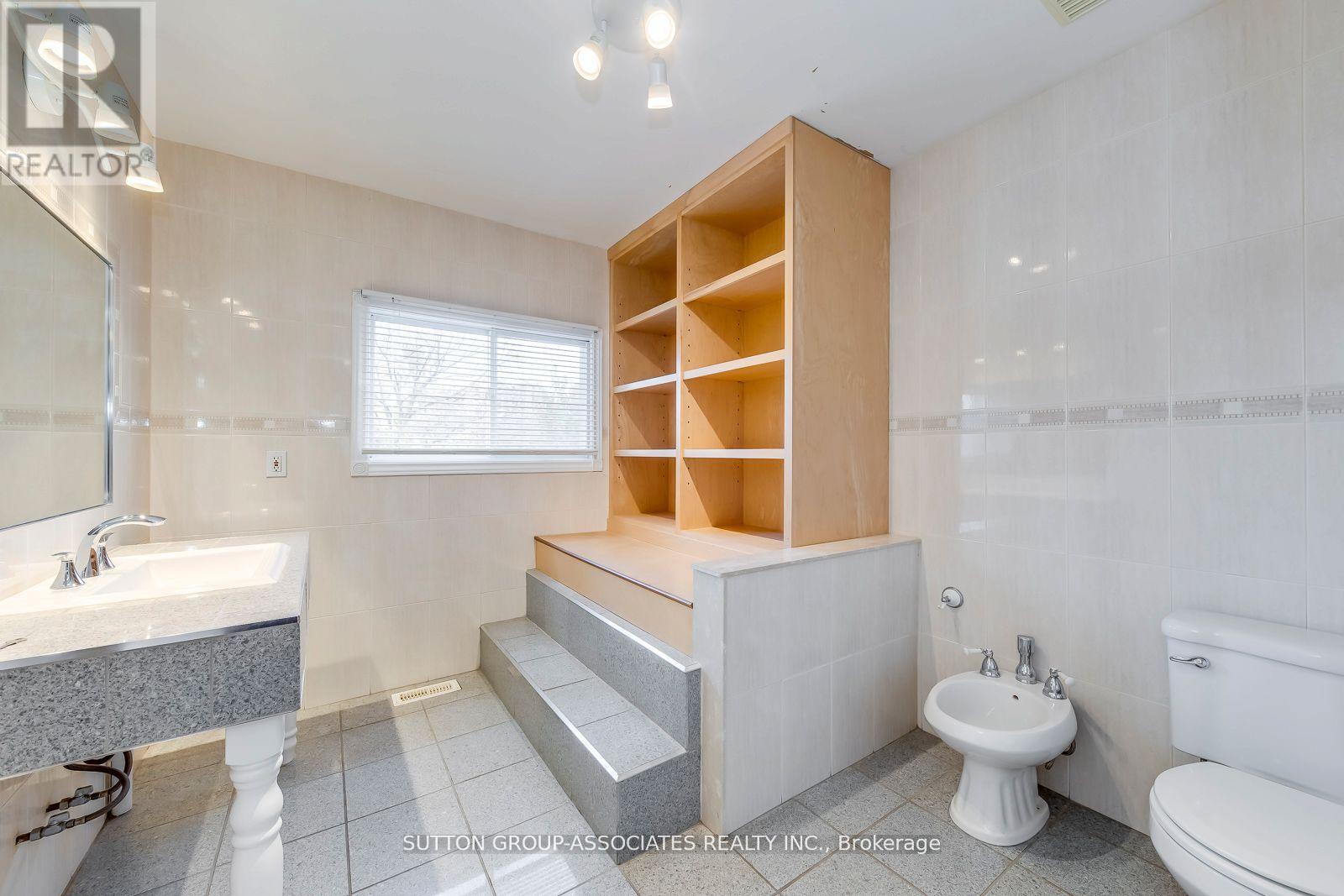 2nd Fl. - 3564 Eglinton Avenue W, Toronto, Ontario  M6M 1V8 - Photo 11 - W12464680