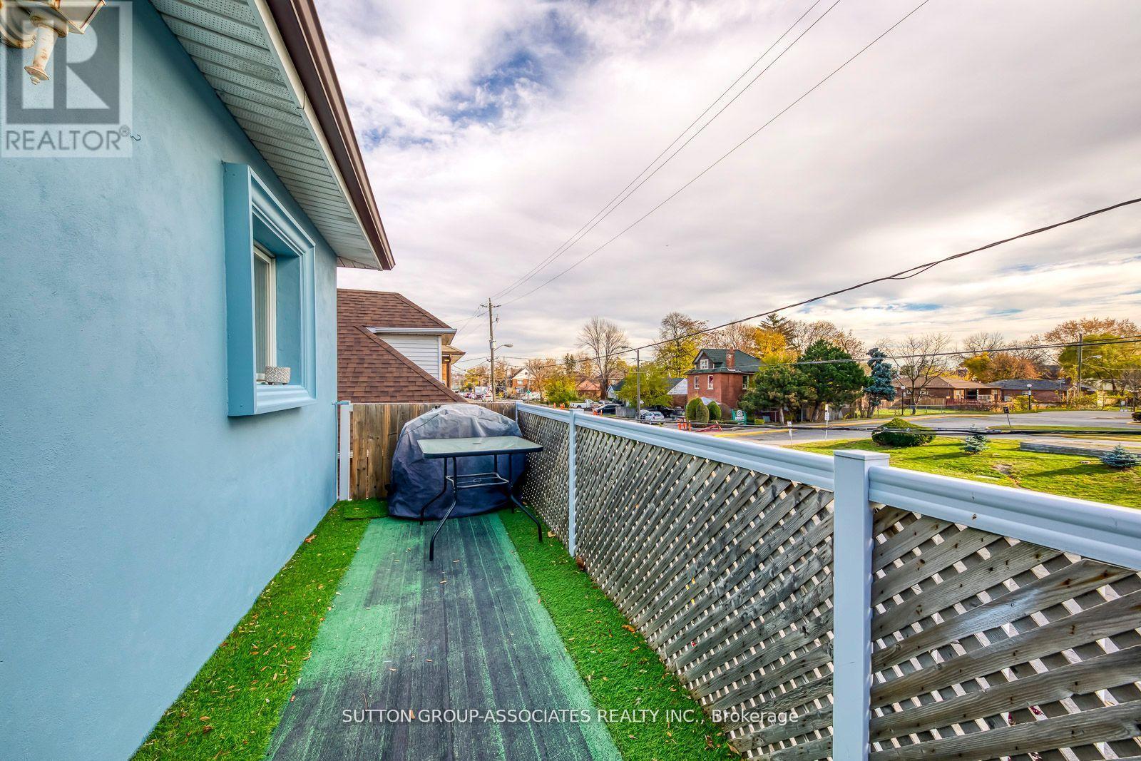 2nd Fl. - 3564 Eglinton Avenue W, Toronto, Ontario  M6M 1V8 - Photo 8 - W12464680
