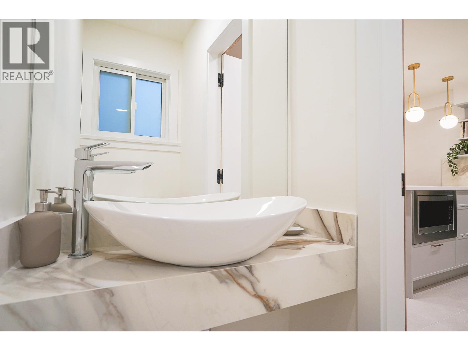 2078 Springer Avenue, Burnaby, British Columbia  V5B 3M5 - Photo 4 - R3057846