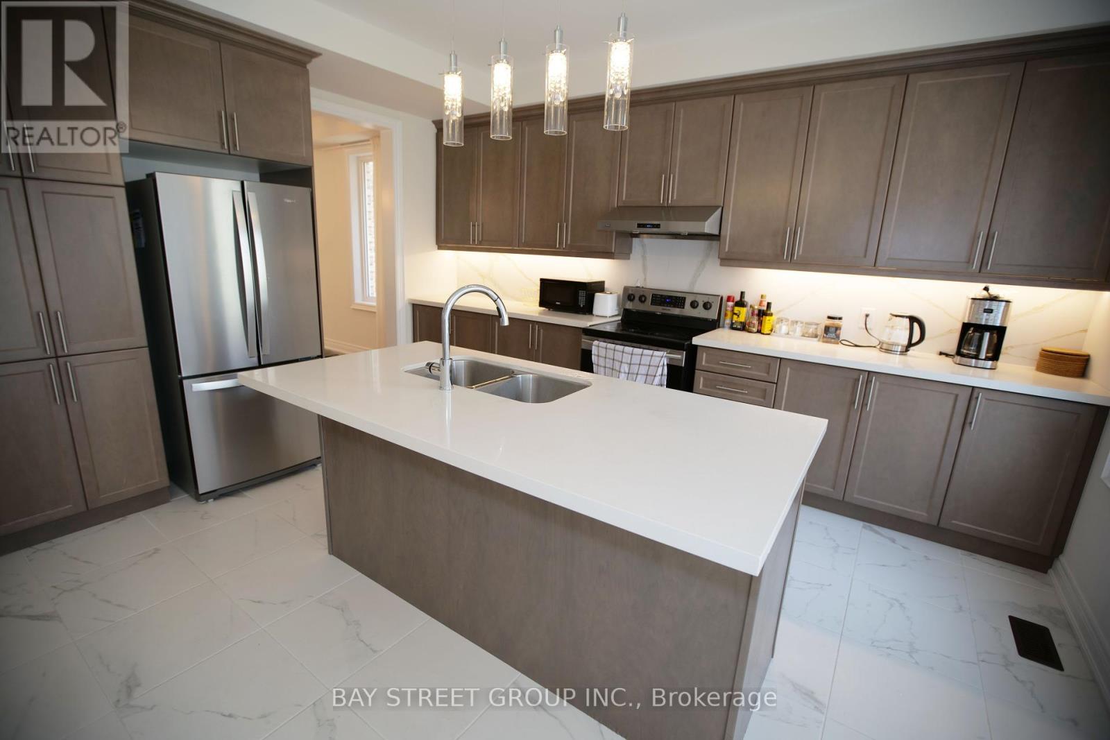 Room - Room 152 Ben Sinclair Avenue, East Gwillimbury, Ontario  L9N 0Z2 - Photo 6 - N12464691