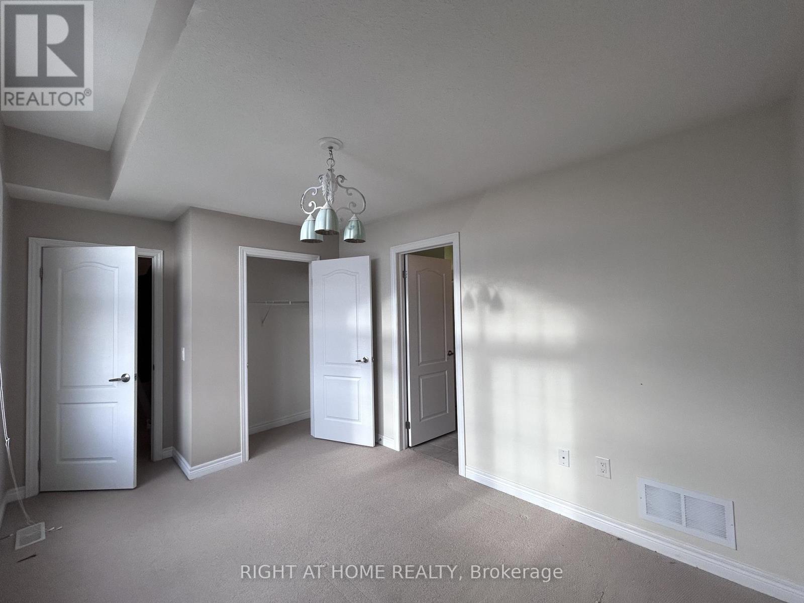 438 Kwapis Boulevard, Newmarket, Ontario  L3X 3K4 - Photo 13 - N12464693