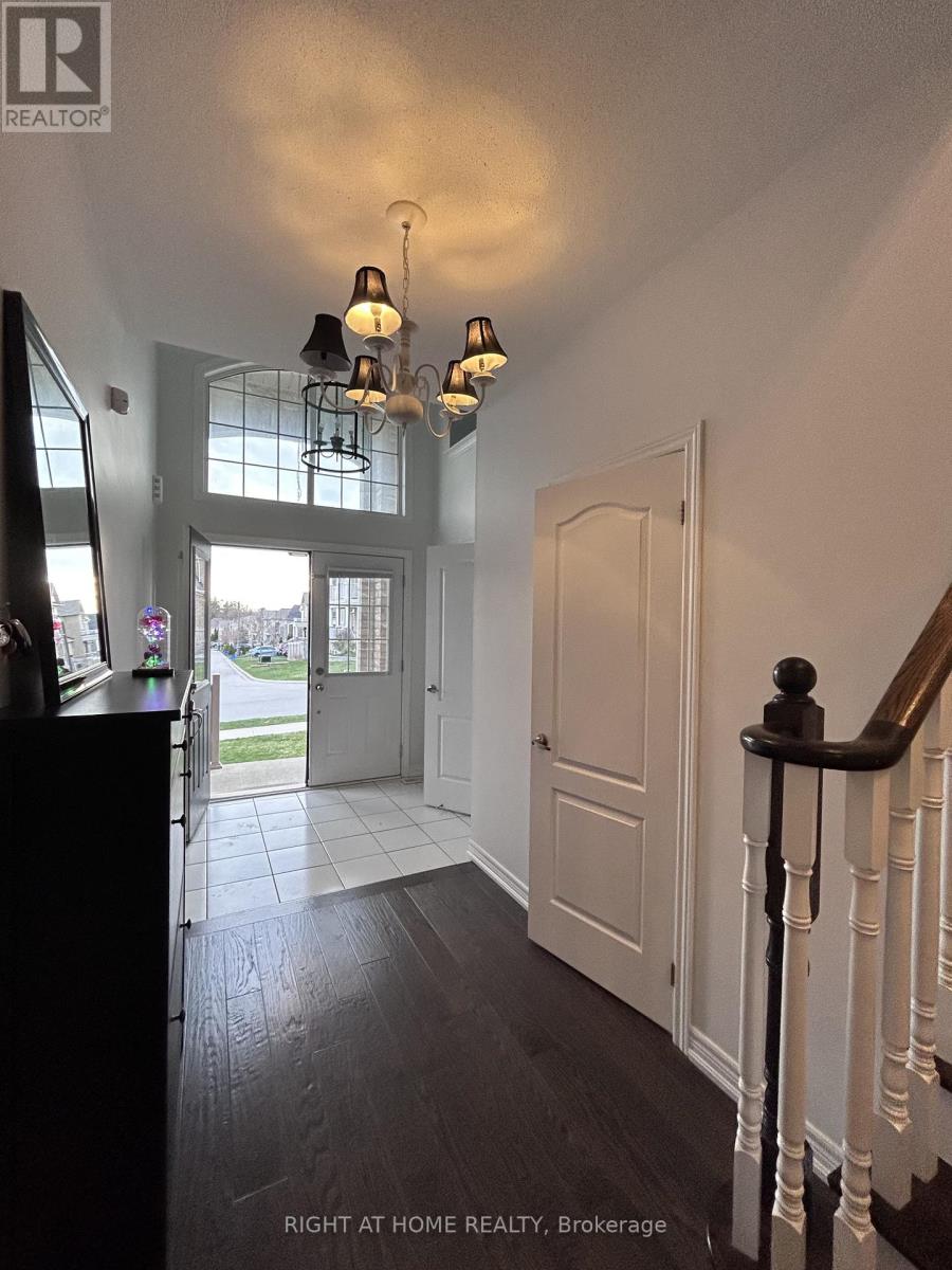 438 Kwapis Boulevard, Newmarket, Ontario  L3X 3K4 - Photo 2 - N12464693