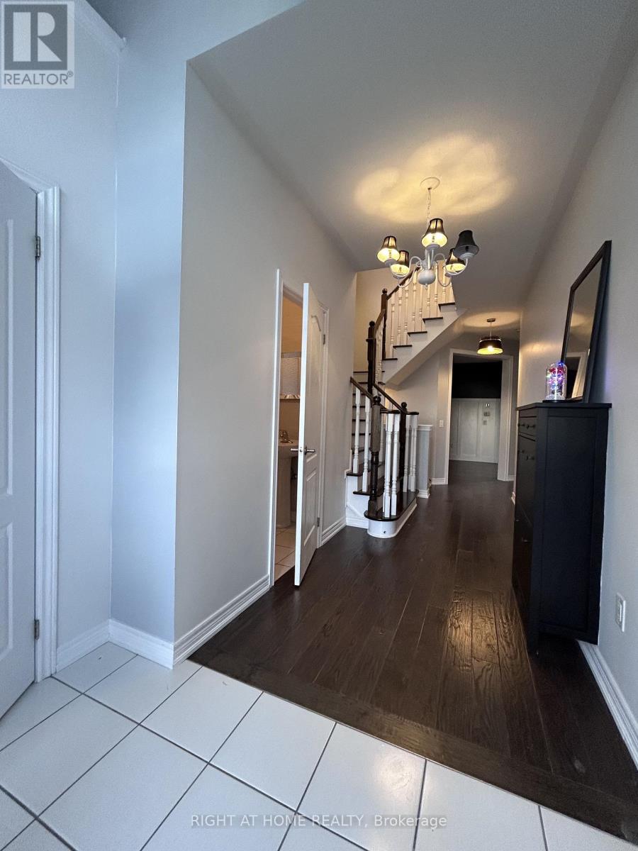 438 Kwapis Boulevard, Newmarket, Ontario  L3X 3K4 - Photo 3 - N12464693