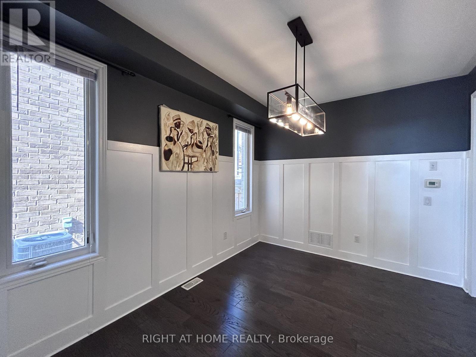 438 Kwapis Boulevard, Newmarket, Ontario  L3X 3K4 - Photo 5 - N12464693