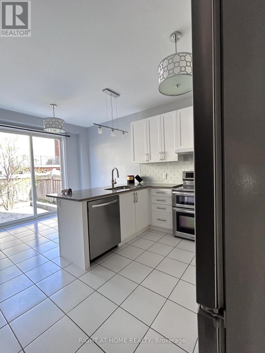 438 Kwapis Boulevard, Newmarket, Ontario  L3X 3K4 - Photo 6 - N12464693