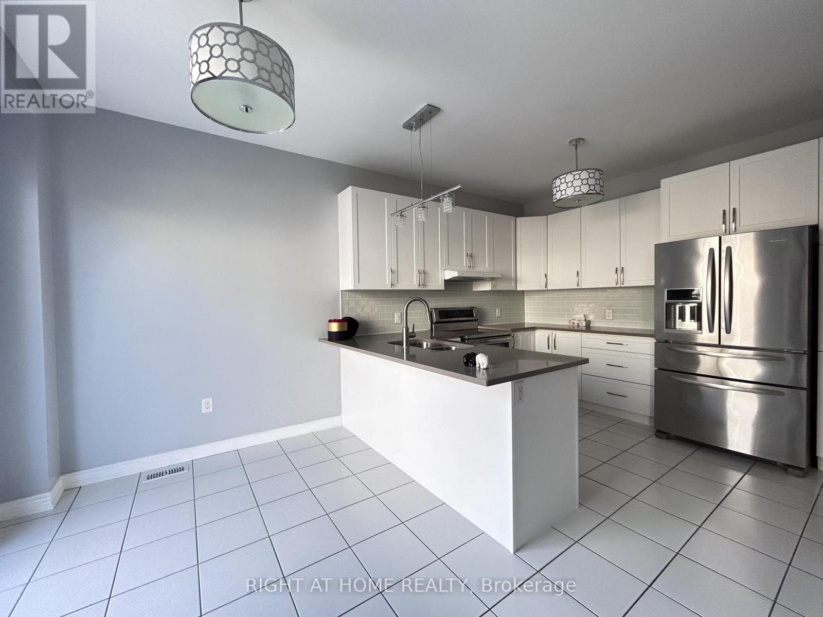 438 Kwapis Boulevard, Newmarket, Ontario  L3X 3K4 - Photo 7 - N12464693