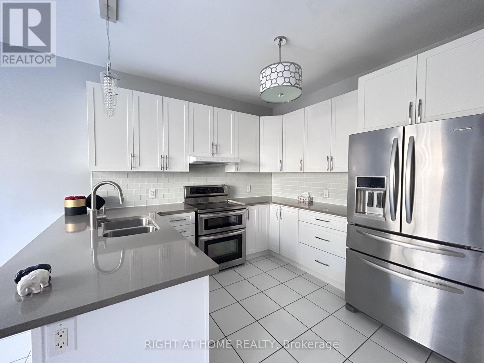 438 Kwapis Boulevard, Newmarket, Ontario  L3X 3K4 - Photo 8 - N12464693