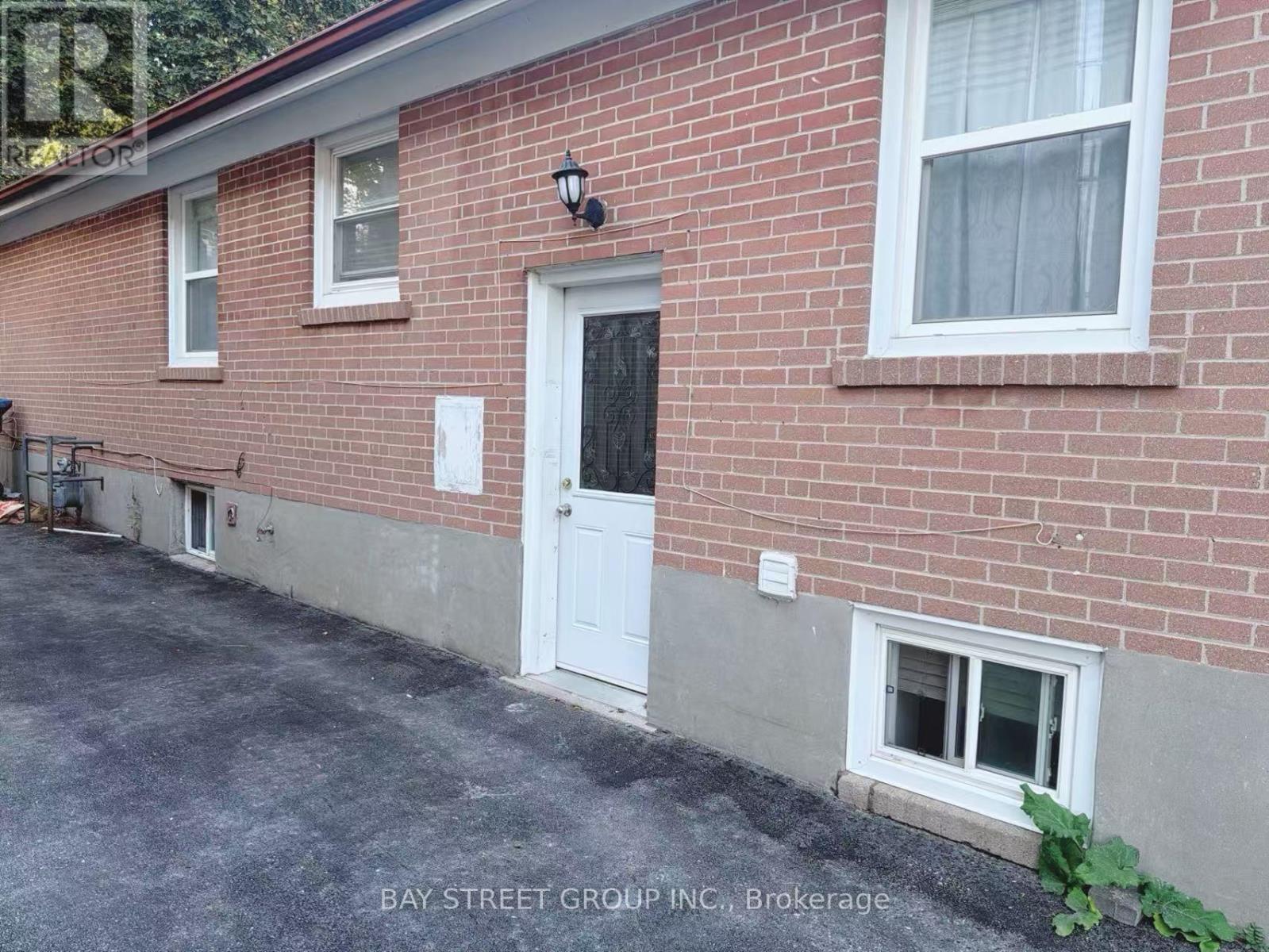 Lower - 56 Corby Crescent, Brampton, Ontario  L6Y 1H1 - Photo 3 - W12464694