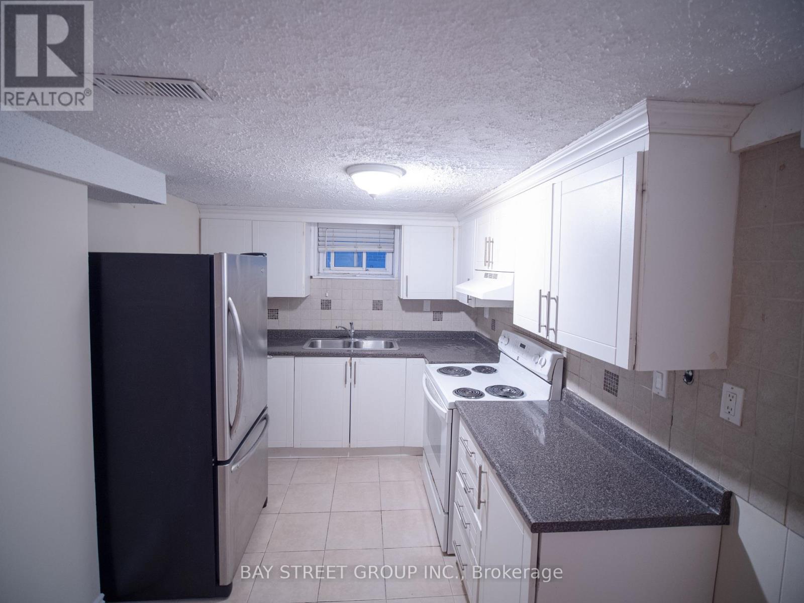 Lower - 56 Corby Crescent, Brampton, Ontario  L6Y 1H1 - Photo 4 - W12464694