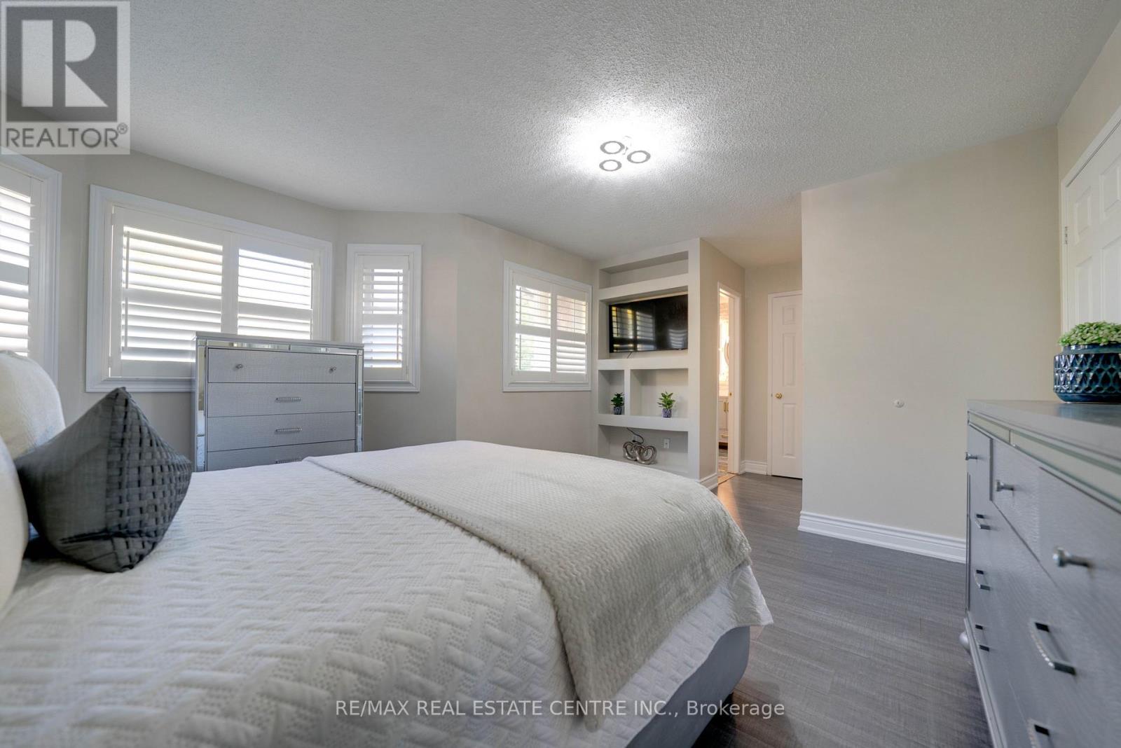 37 Pebblestone Circle, Brampton, Ontario  L6X 4N2 - Photo 23 - W12464707