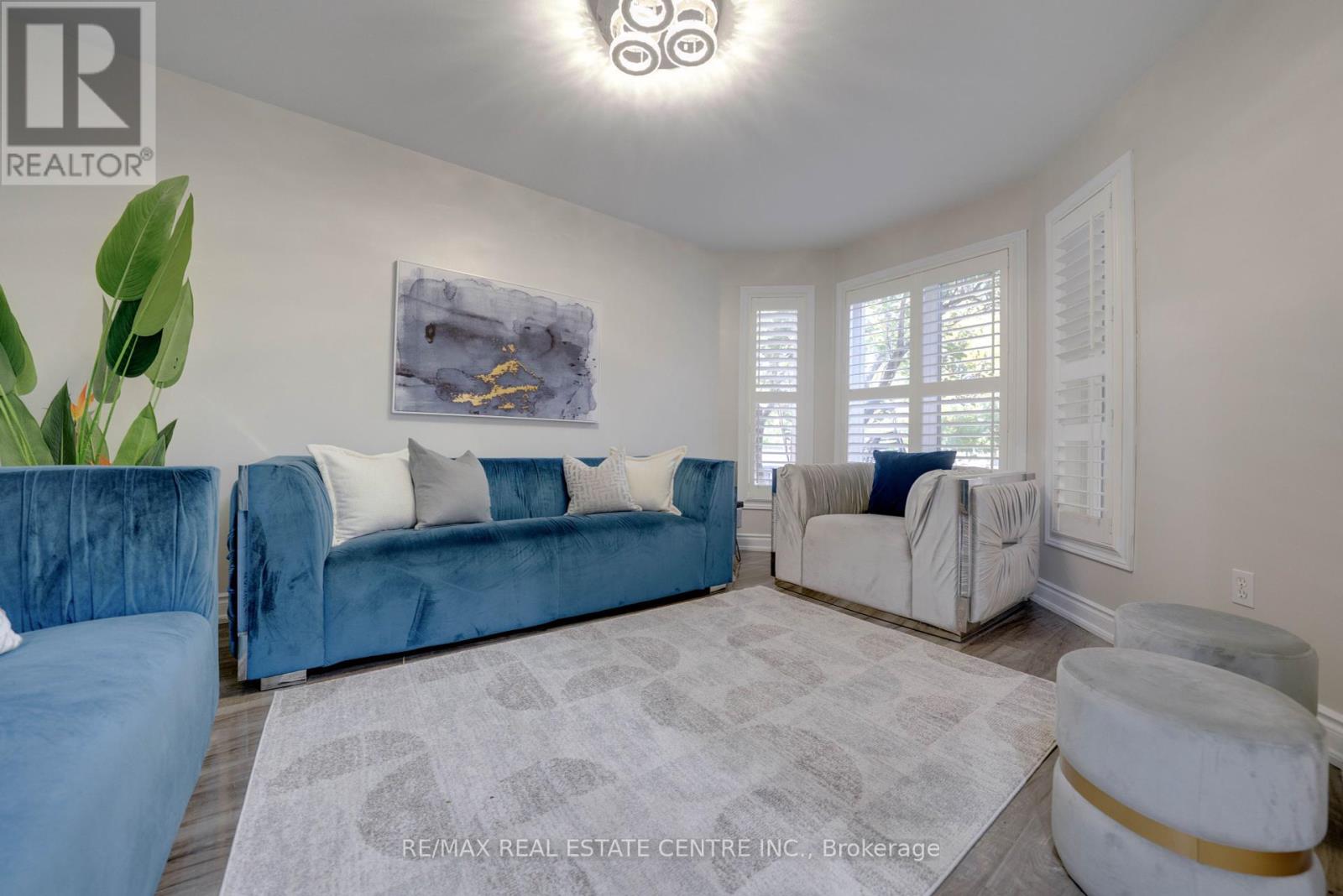 37 Pebblestone Circle, Brampton, Ontario  L6X 4N2 - Photo 5 - W12464707