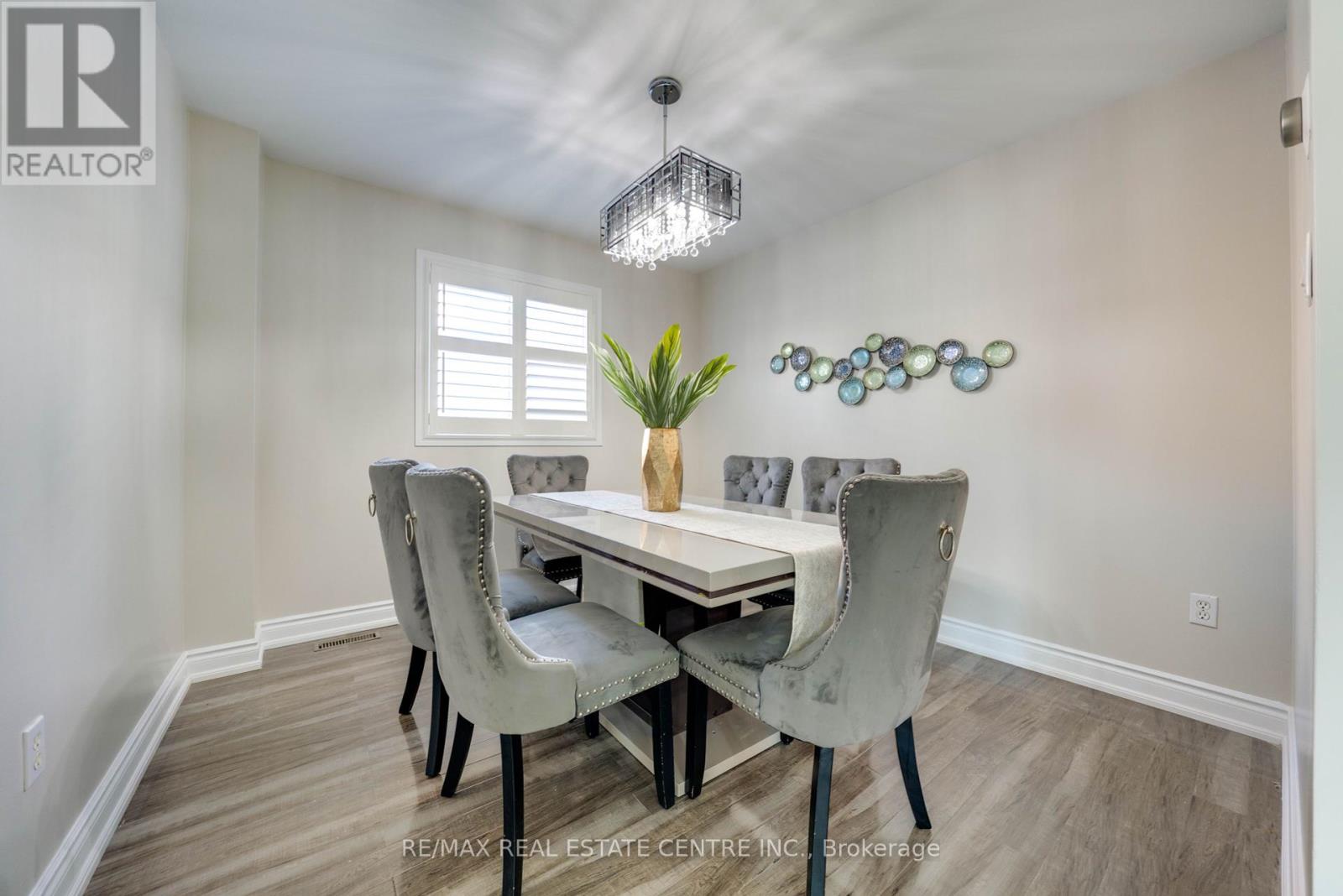 37 Pebblestone Circle, Brampton, Ontario  L6X 4N2 - Photo 8 - W12464707