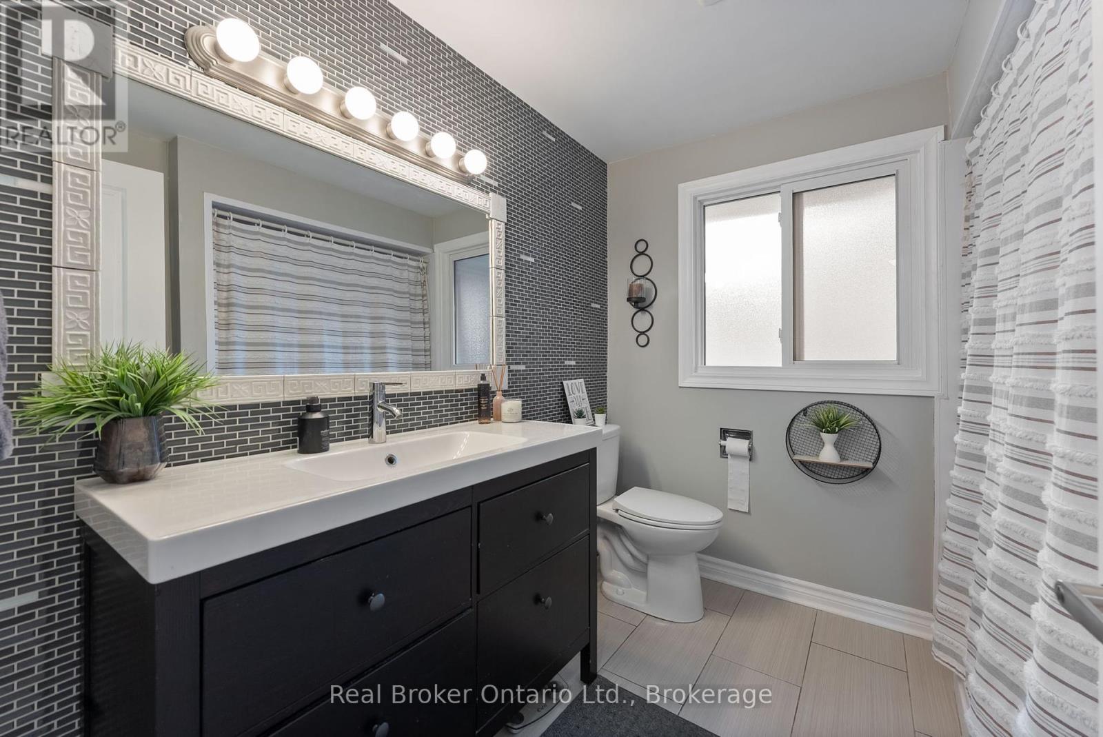 387 Lee Avenue, Waterloo, Ontario  N2K 2G2 - Photo 18 - X12464742