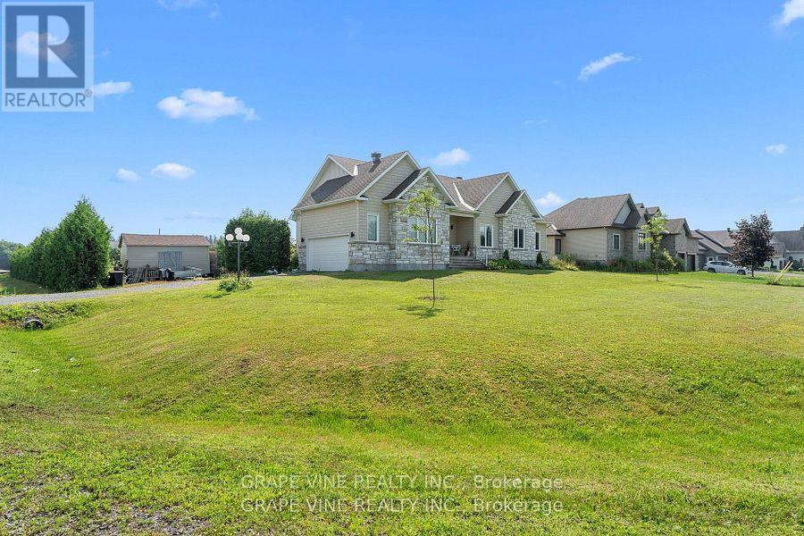 5607 Maklynne Way, Ottawa, Ontario  K0A 3H0 - Photo 2 - X12389686