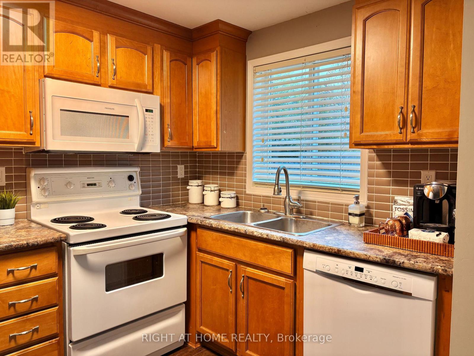 181 Columbia Road, Barrie, Ontario  L4N 8E2 - Photo 9 - S12464773