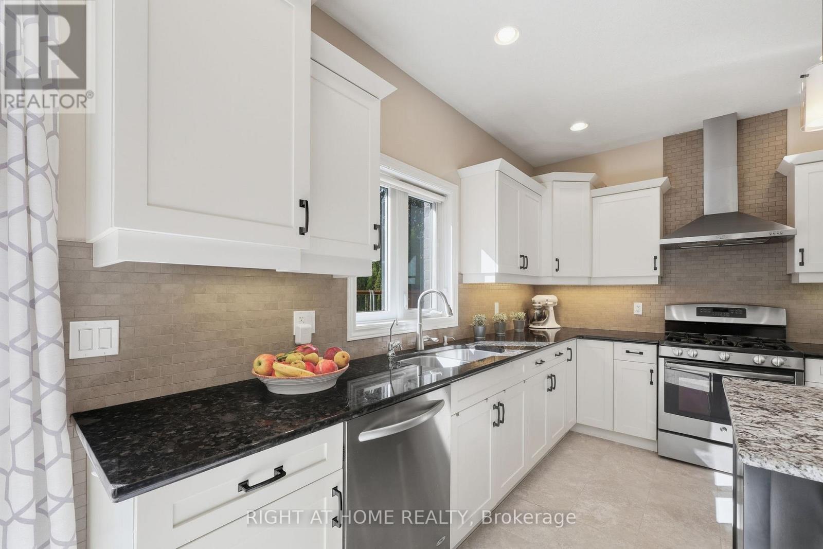 35 Caverhill Crescent, Middlesex Centre, Ontario  N0L 1R0 - Photo 20 - X12464772