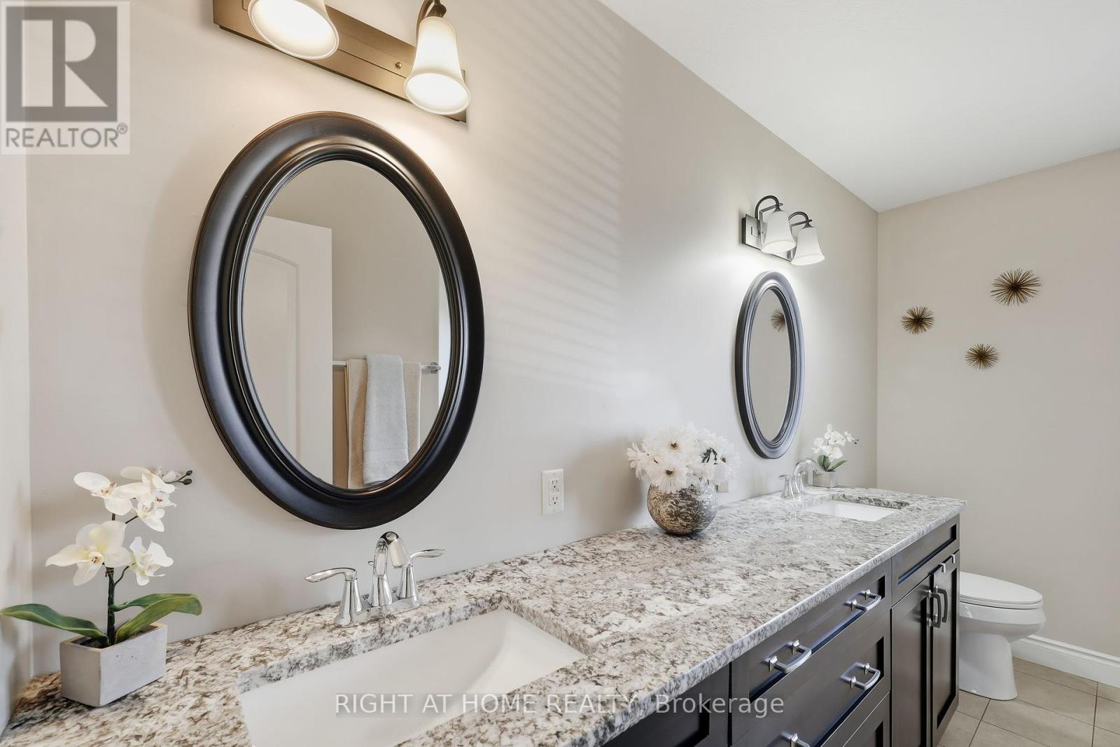 35 Caverhill Crescent, Middlesex Centre, Ontario  N0L 1R0 - Photo 30 - X12464772