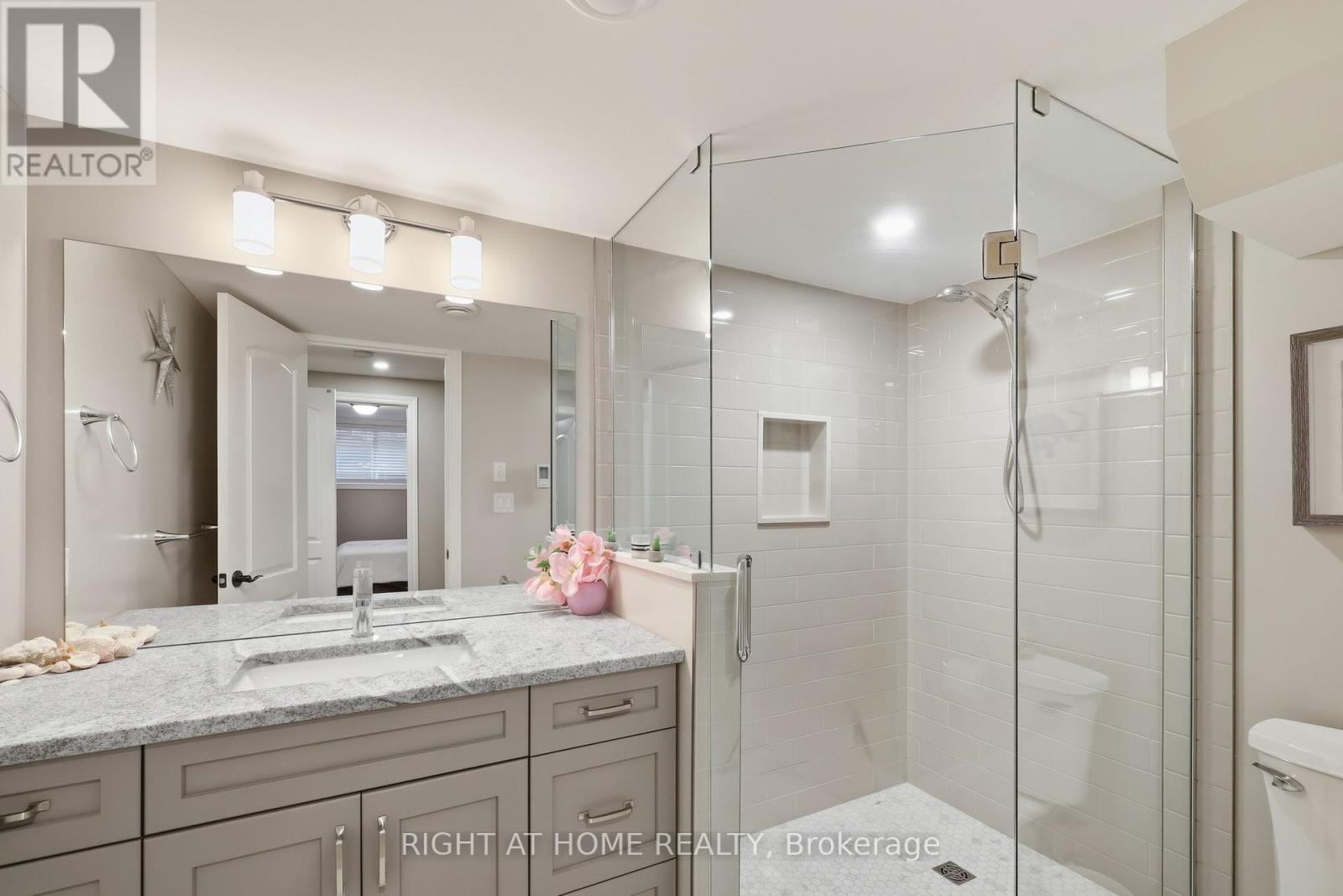 35 Caverhill Crescent, Middlesex Centre, Ontario  N0L 1R0 - Photo 36 - X12464772