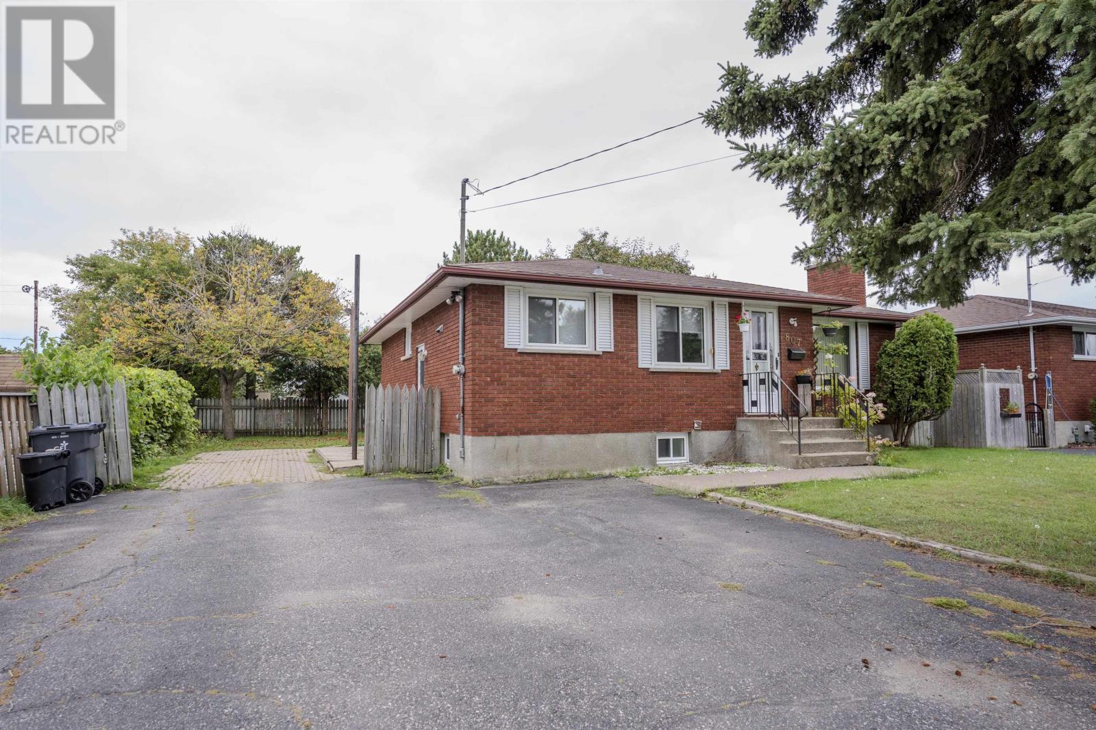 807 Superior Ave, Thunder  Bay, Ontario  P7A 6K3 - Photo 2 - TB253117