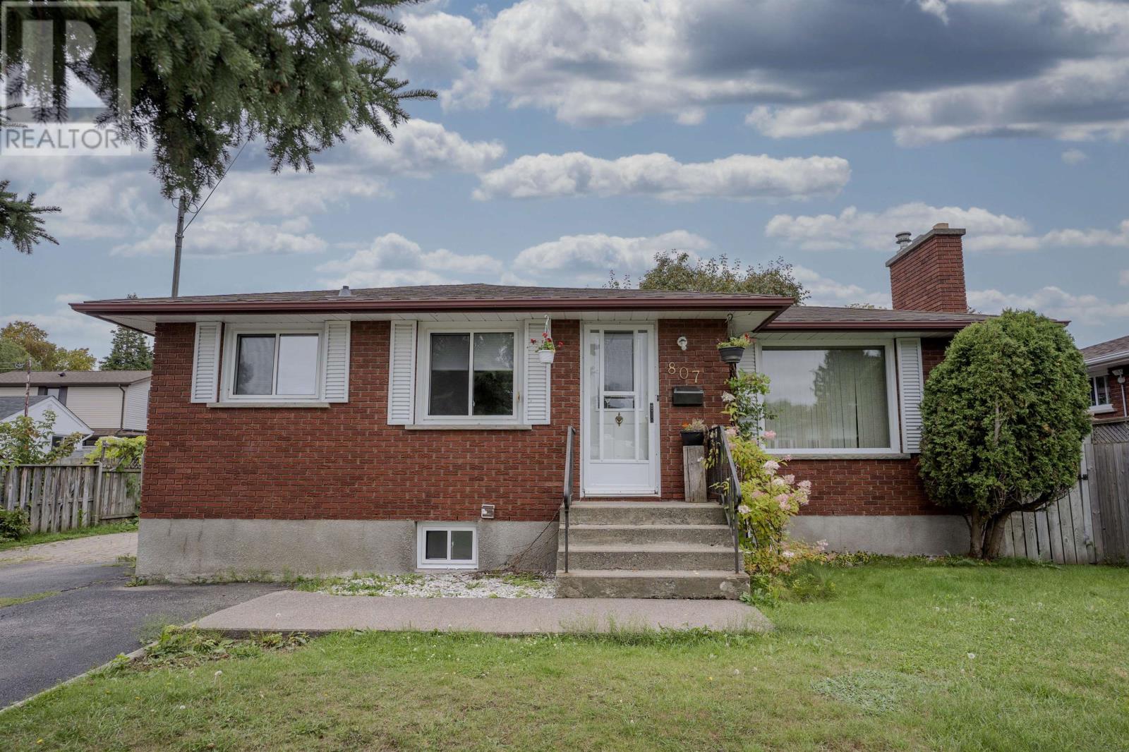 807 Superior Ave, THUNDER  BAY, Ontario