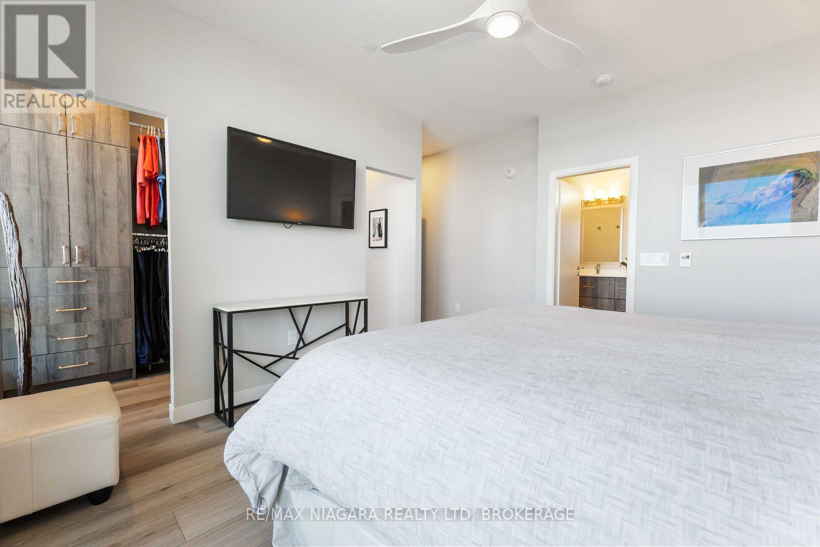 Penthouse Unit 903 - 118 West Street, Port Colborne, Ontario  L3K 4C9 - Photo 21 - X12464781