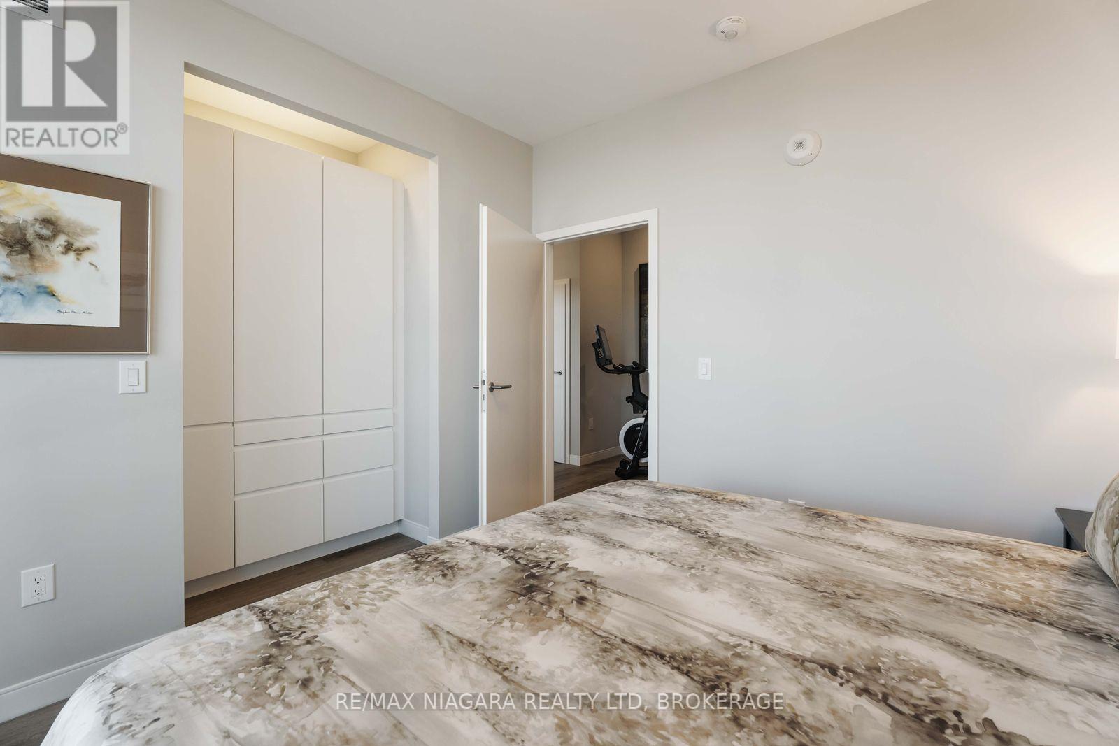 Penthouse Unit 903 - 118 West Street, Port Colborne, Ontario  L3K 4C9 - Photo 28 - X12464781