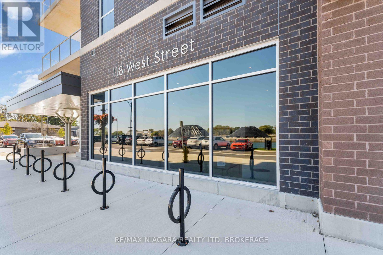 Penthouse Unit 903 - 118 West Street, Port Colborne, Ontario  L3K 4C9 - Photo 4 - X12464781