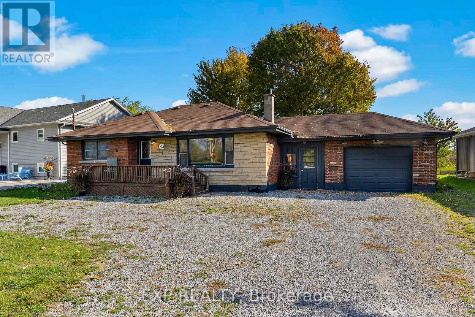 304 Kingsway Street, Welland, Ontario  L3B 3N9 - Photo 1 - X12464804