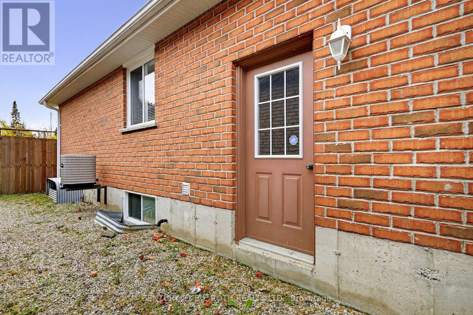 655 Glen Cedar Crescent, Innisfil, Ontario  L9S 2J5 - Photo 3 - N12464785