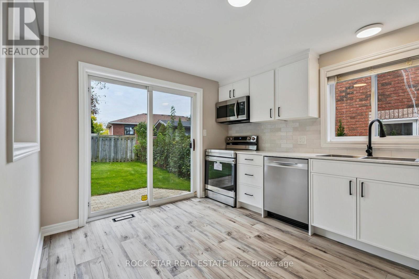 8 Ginger Drive, Barrie, Ontario  L4N 9Z2 - Photo 2 - S12464797