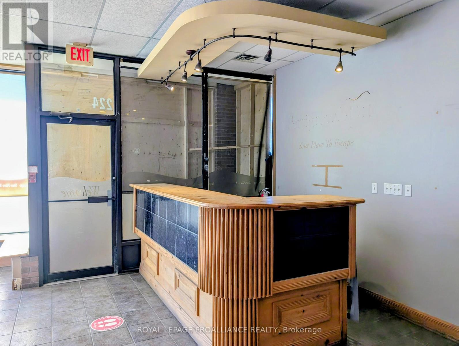 224 Charlotte Street, Peterborough (Town Ward 3), Ontario  K9J 2T8 - Photo 3 - X12464847