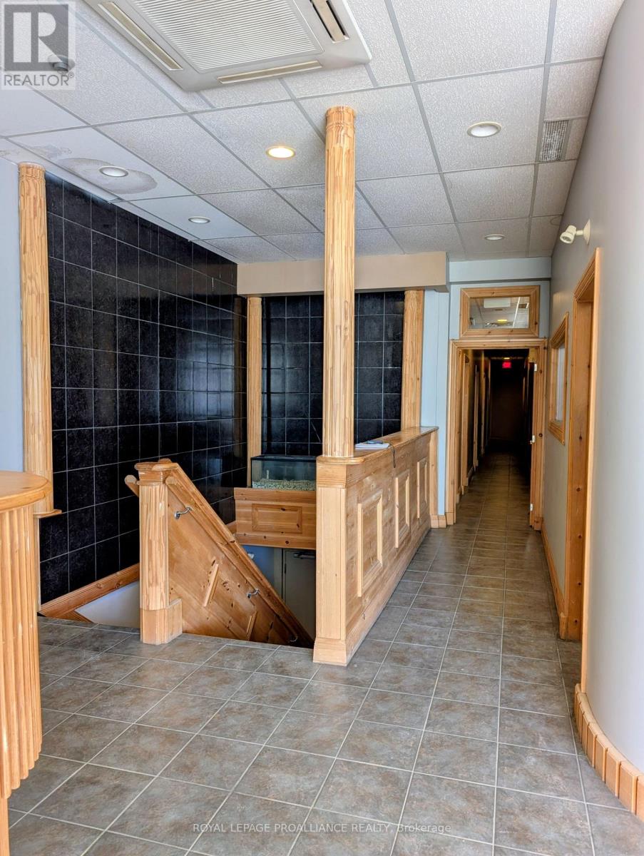 224 Charlotte Street, Peterborough (Town Ward 3), Ontario  K9J 2T8 - Photo 4 - X12464847