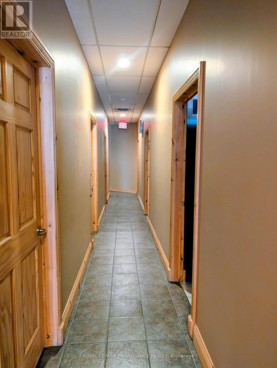 224 Charlotte Street, Peterborough (Town Ward 3), Ontario  K9J 2T8 - Photo 5 - X12464847