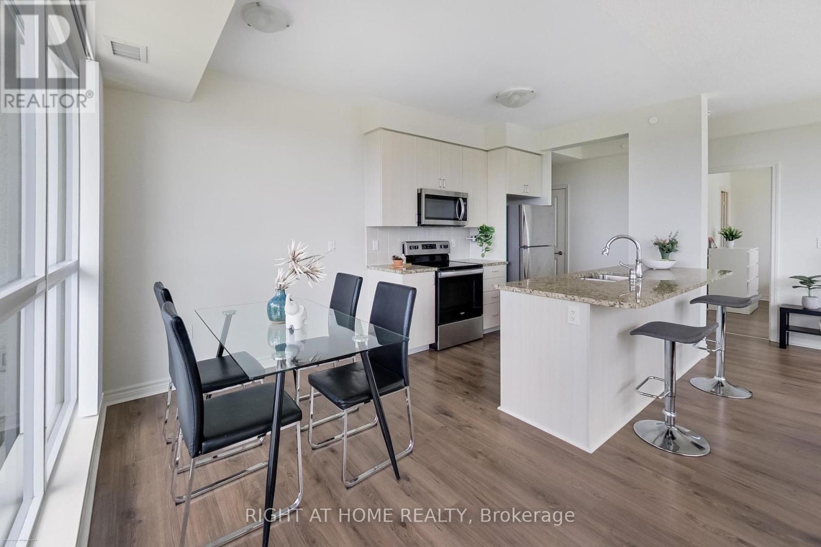 515 - 349 Rathburn Road W, Mississauga, Ontario  L5B 0G9 - Photo 11 - W12464774