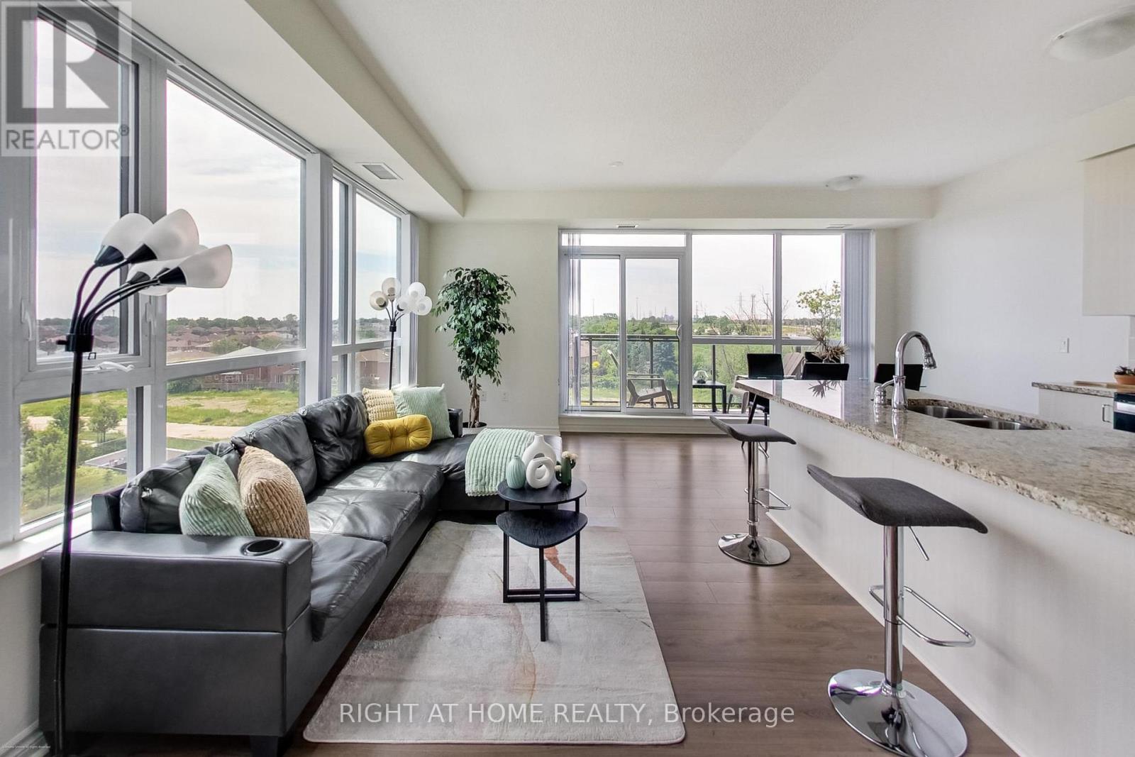 515 - 349 Rathburn Road W, Mississauga, Ontario  L5B 0G9 - Photo 4 - W12464774