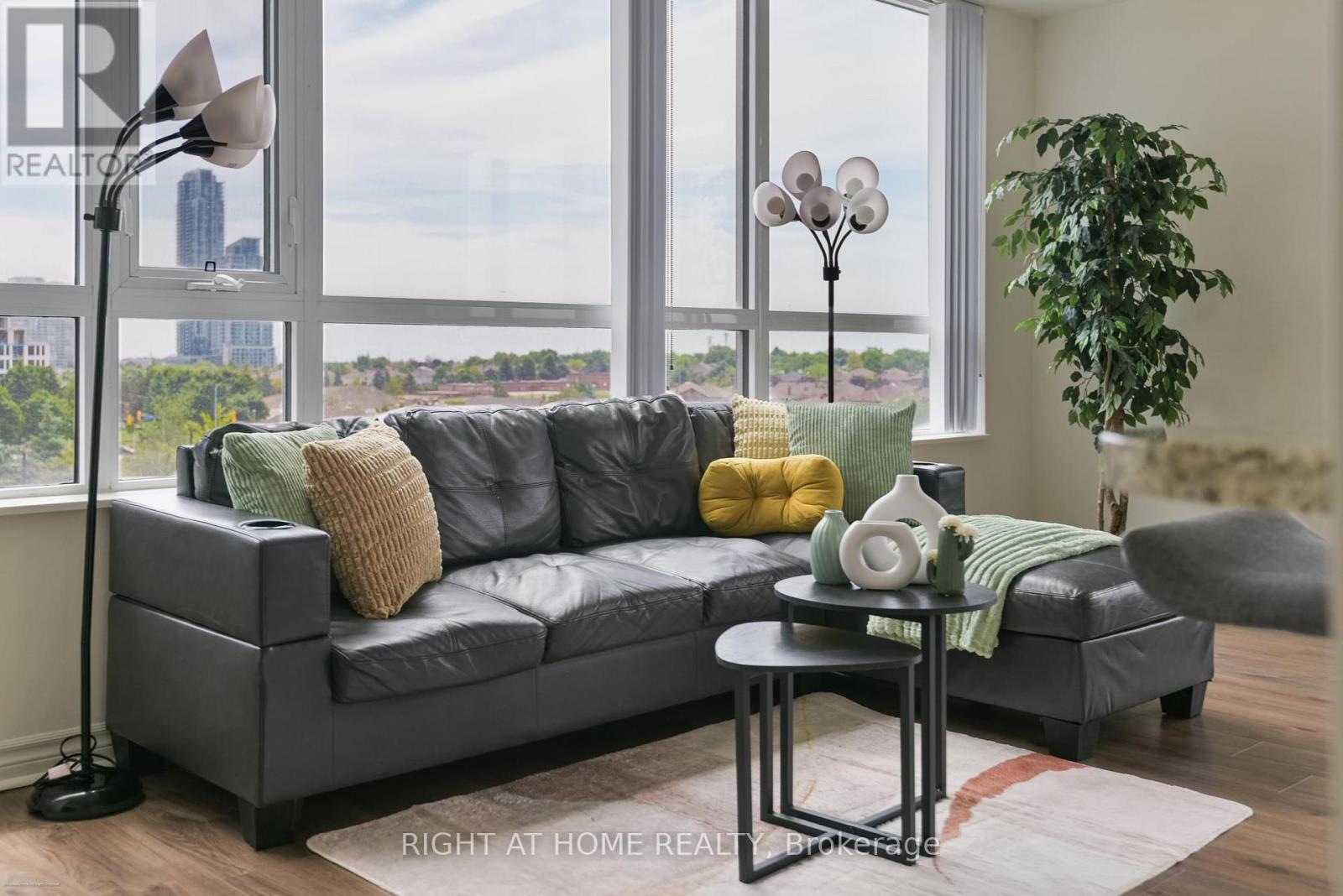 515 - 349 Rathburn Road W, Mississauga, Ontario  L5B 0G9 - Photo 5 - W12464774