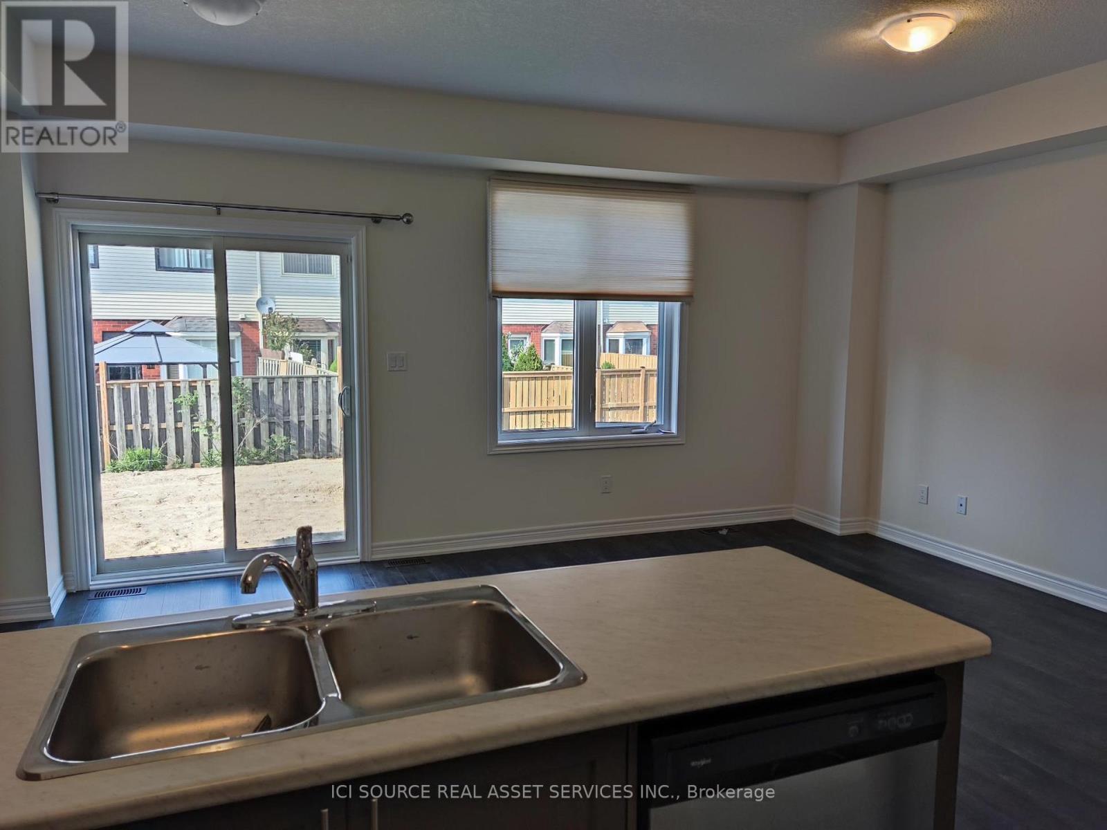 23 Genoa Drive, Hamilton, Ontario  L9B 0K1 - Photo 3 - X12464776