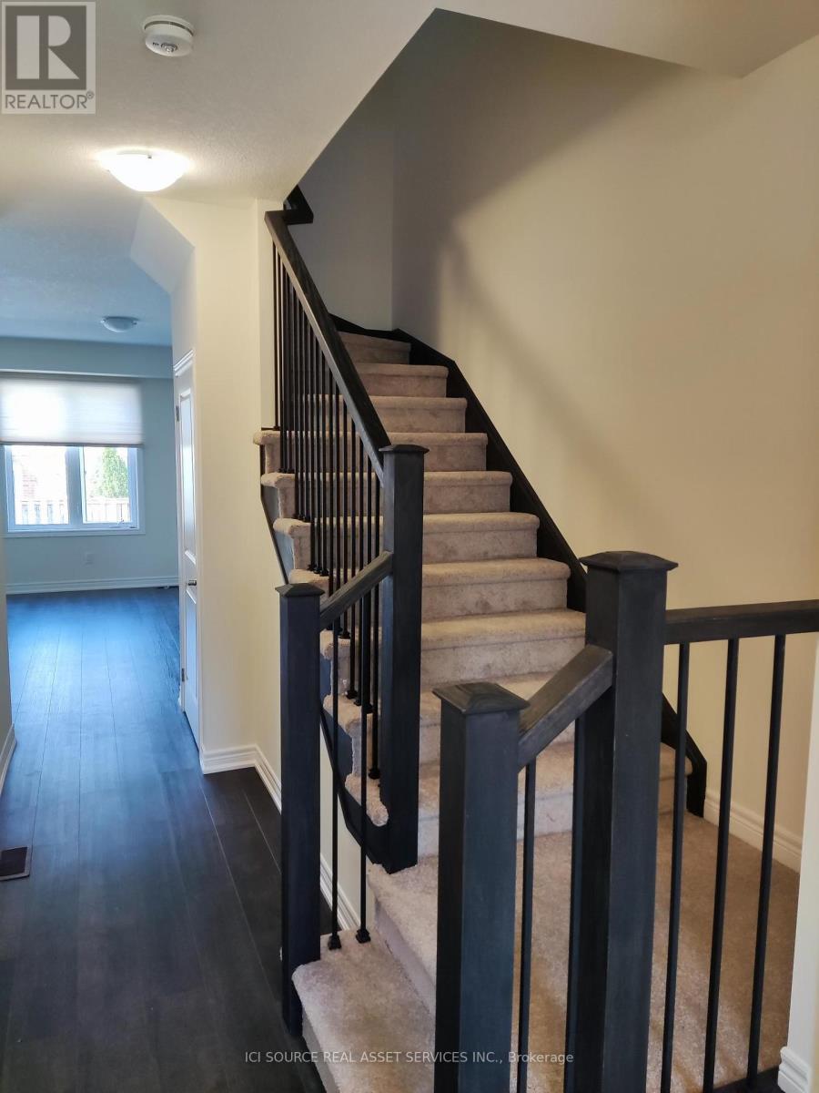 23 Genoa Drive, Hamilton, Ontario  L9B 0K1 - Photo 5 - X12464776