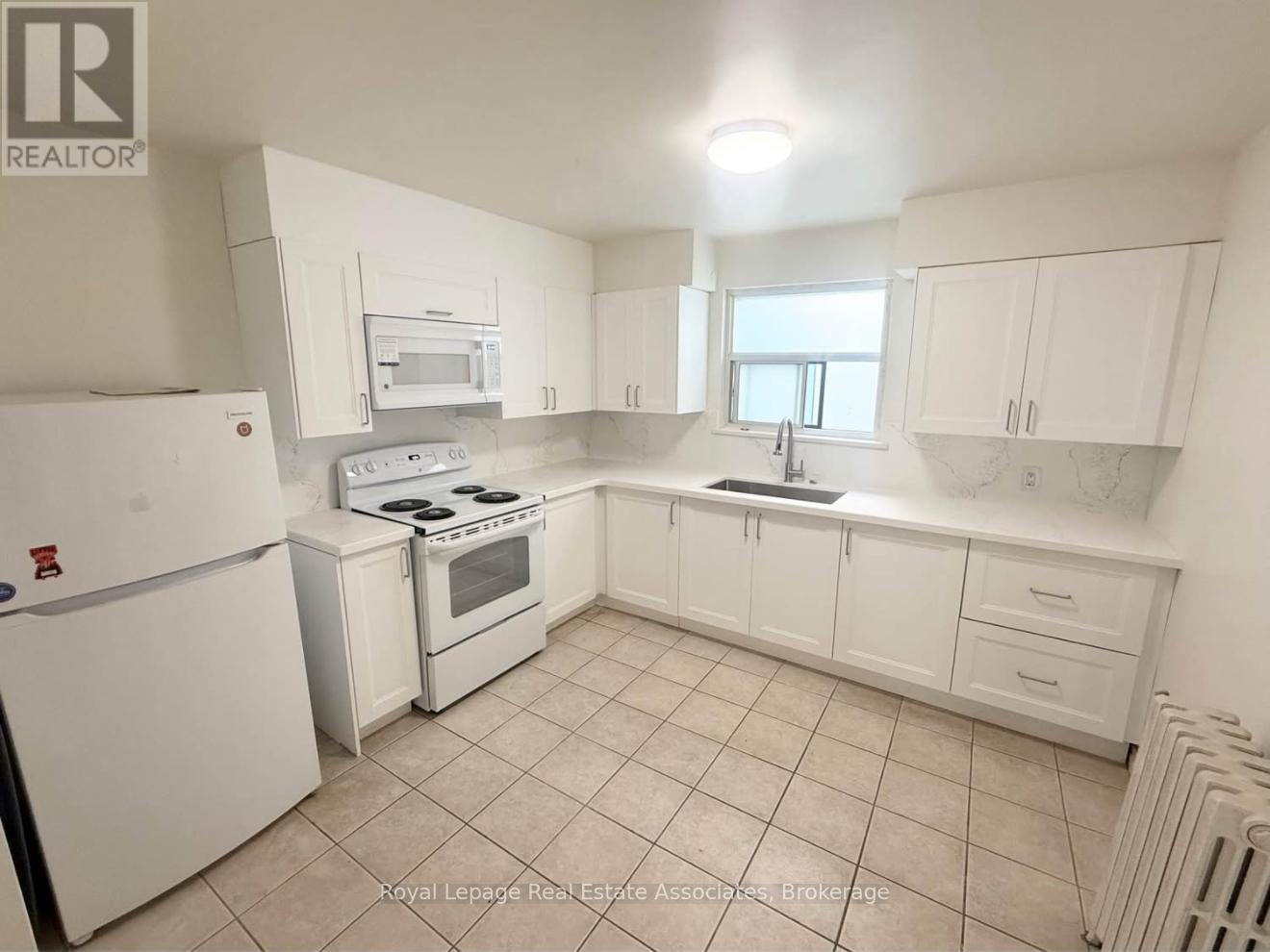 3 - 237 LAKESHORE ROAD E, Mississauga, Ontario
