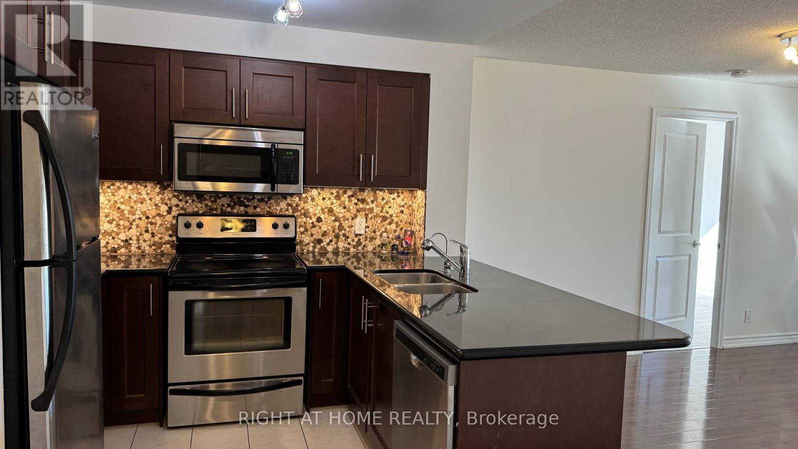 214 - 18 Harding Boulevard, Richmond Hill, Ontario  L4C 0T3 - Photo 6 - N12464842
