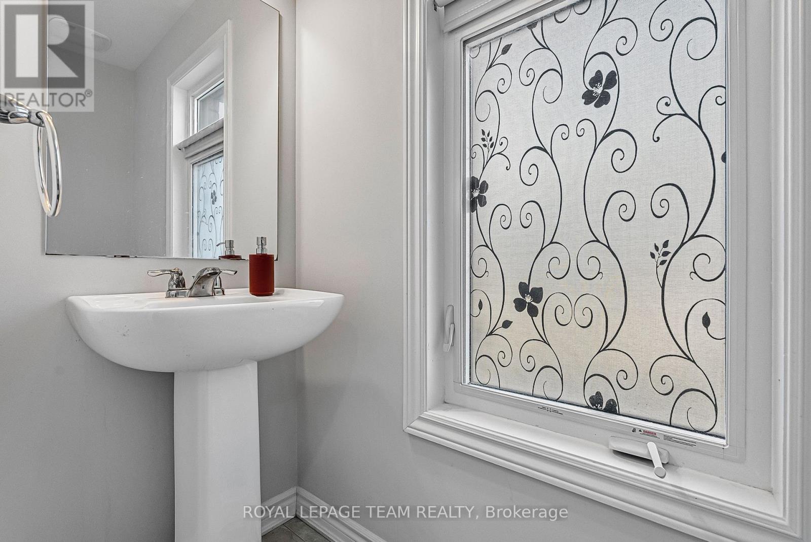 622 Parade Drive, Ottawa, Ontario  K2S 0Y7 - Photo 5 - X12464888